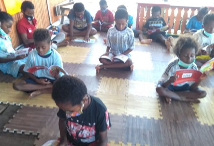 Papuan children studying in the midst of the COVID-19