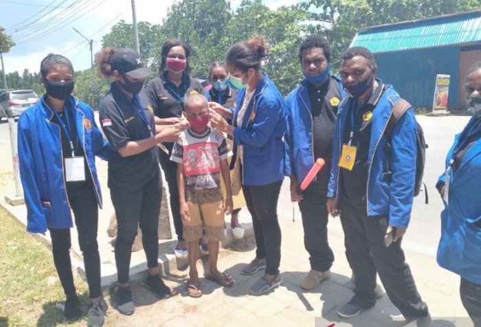 Uncen students distribute masks