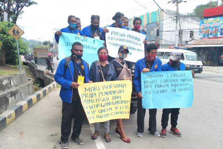 Uncen students distribute masks
